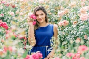 garota no meio das rosas