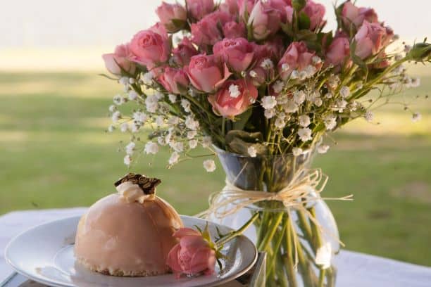 Doce de rosas em frente a vaso de flores da Confeitaria Zoet en Zout