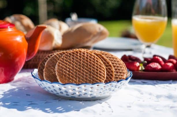 Travessa com stroopwafels da Oma Beppie