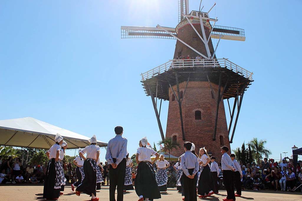 Explore a tradição e alegria do Dia do Rei em Holambra: uma festividade holandesa única na Cidade das Flores