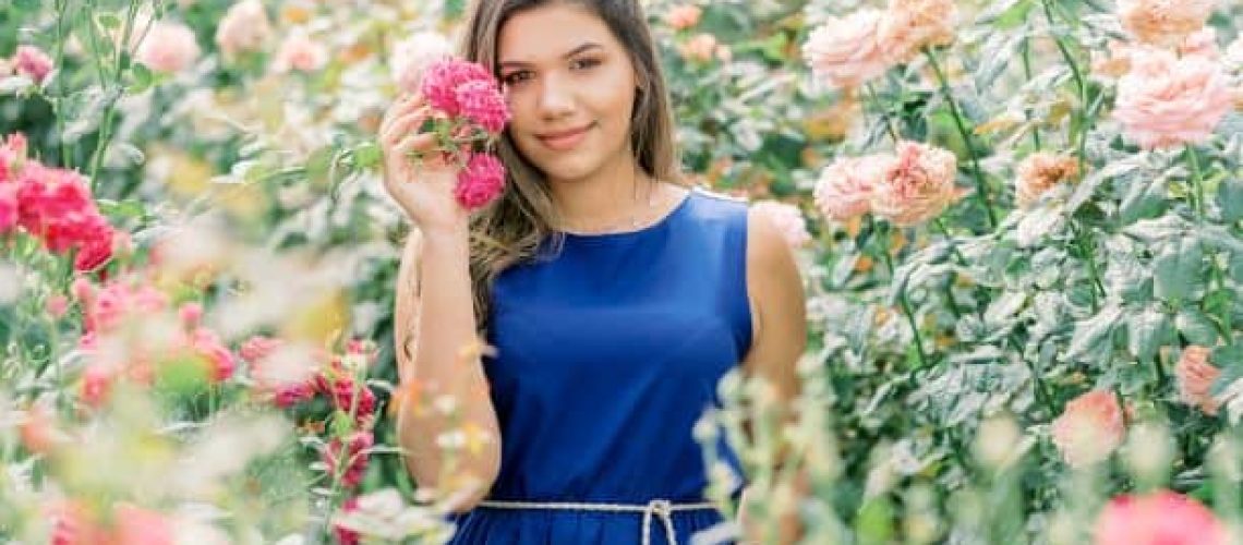Garota em meio às rosas no Bloemen Park