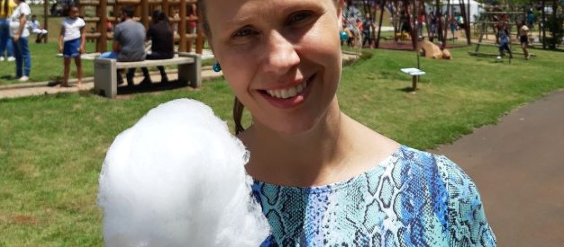 Garota comendo algodão doce no parque cidade das crianças em Holambra