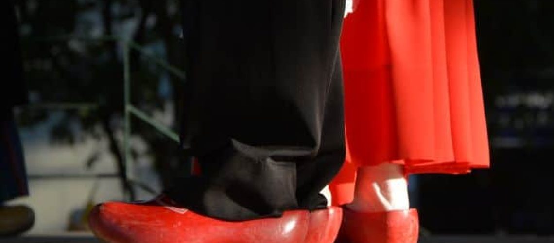 Casal utilizando tamancos holandeses